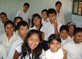 La Fundación con el apoyo de Instituciones está desarrollando varios proyectos que garantizan el derecho a la educación de calidad en el área periurbana de Santa Cruz de la Sierra en Bolivia   