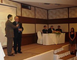 Distinción a Mons. Nicolás Castellanos, presidente de la Fundación Hombres Nuevos