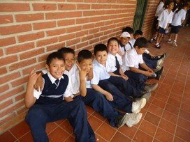 La Fundación con el apoyo de Instituciones está desarrollando varios proyectos que garantizan el derecho a la educación de calidad en el área periurbana de Santa Cruz de la Sierra en Bolivia   