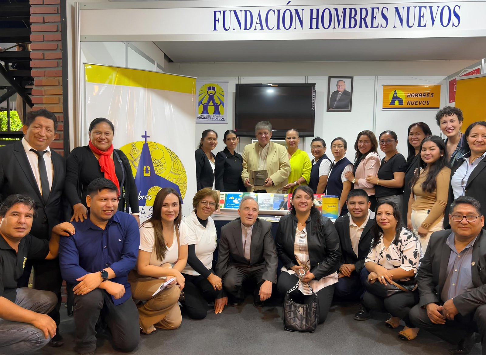 Homenaje al padre Nicolás Castellanos Franco en la 26ª Feria Internacional del Libro de Santa Cruz de la Sierra (Bolivia)