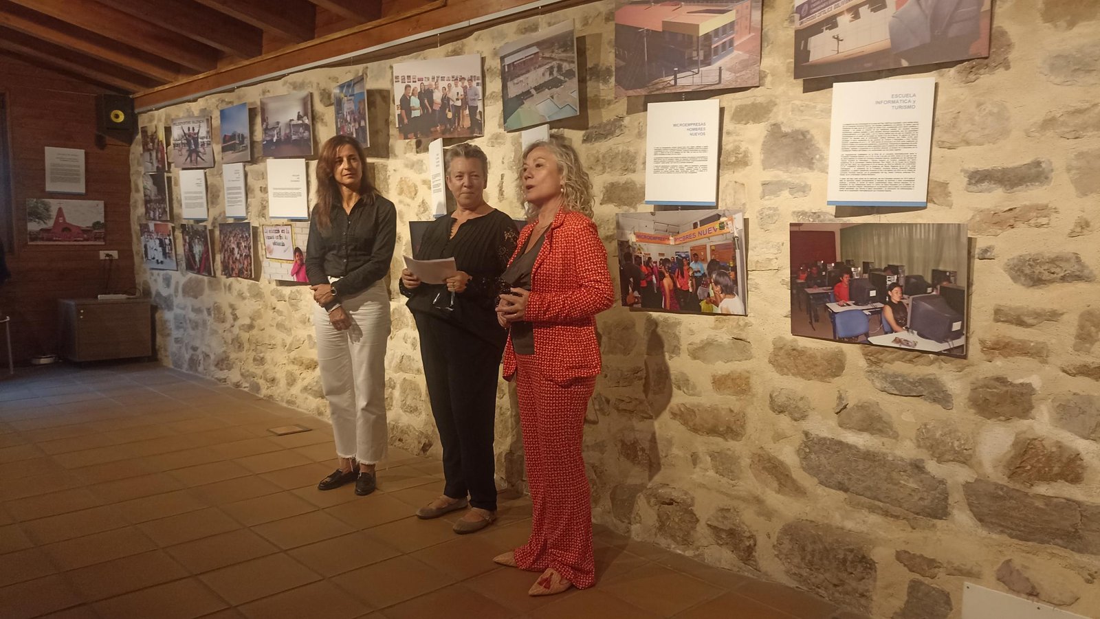 La Biblioteca de Aguilar de Campoo acoge la exposición de la Fundación Hombres Nuevos: “Nicolás Castellanos Franco – Pequeños Relatos Liberadores”
